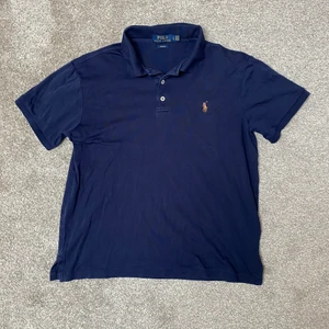 Polo Ralph Lauren piké!  - Säljer denna mörklblåa pikén från Ralph Lauren! Den är knappt använd och i väldigt bra skick. Den är köpt från herravdelningen för ca 900 kr men säljer för den för 199kr! 