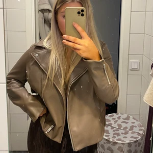 brun/grå skinnjacka - Från HM i storlek 44! Aldrig använd med prislappen kvar. Frakt tillkommer.
