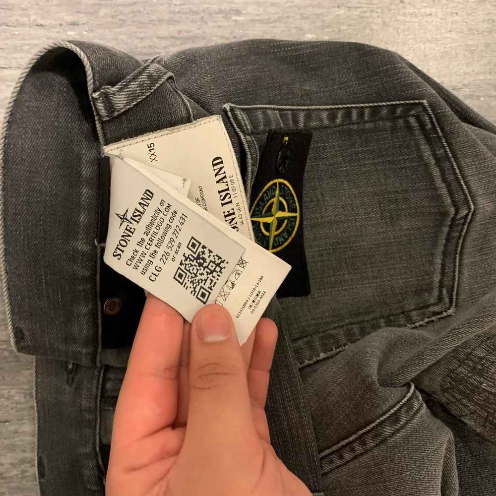 Säljer mina Stone island jeans då jag aldrig använder dem. Har använt dem men ej mycket skulle säga att dem är 9/10 i skick. Jeans & Byxor.