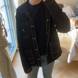 Jacka - Skit snygg jeans jacka i svart med vita sömmar i storlek s från sweet sktbs ❤️