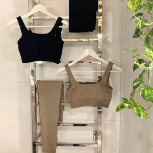 Två aimn set - Använt cirka 5-10 gånger innan jag insåg att det är fel storlek på mig. Säljer för halva nypriset. Espresso ribbed seamless tights S 300kr. Espresso ribbed seamless bra S 175kr. Navy ribbed biker shorts M 200kr. Navy ribbed sesmless bra S 175kr. 