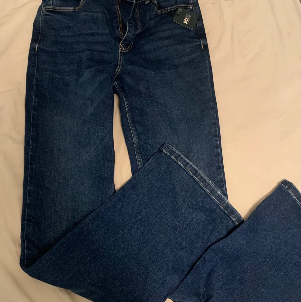 Säljer dessa snygga helt nya/oanvända flared high waisted jeans från Nelly💕. Säljer dessa då jag inte har någon användning av dom. Skriv privat ifall ni har några frågor❤️❤️ ny pris 400 kr. Jeans & Byxor.