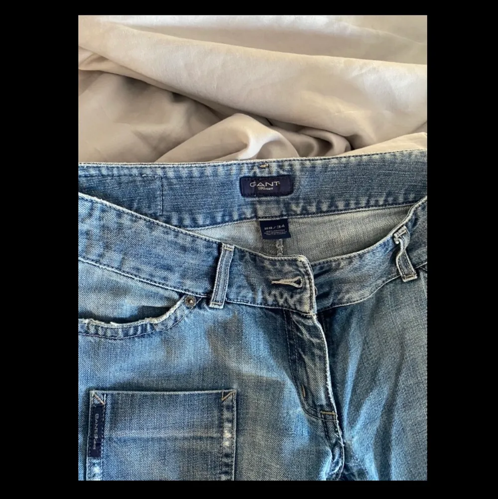 Supercoola ljusblå jeans (LÅGMIDJADE) från Gant som är ca 25 år gamla (ish). Jag har liten midja och större höfter/lår och de sitter för tajt där! Längden är perfekt lång för mig som är 173! 🤍🤍 frakt diskuteras !! OBS: ett fäste där skärpet går igenom (baksidan) har lossnat !!. Jeans & Byxor.