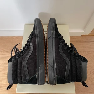 Svarta Vans SK8-Hi mockaimitation - Svarta Vans i modellen SK8-Hi mockaimitation, använda fåtal ggr därmed i väldigt fint skick! Stl 43. Nypris ca 900kr, mitt pris 400kr eller accepterat bud! Finns i Kalmar men kan fraktas!