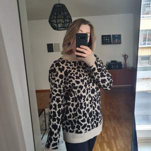 leopardmönstrad stickad tröja. storlek S. Passar XS-M. 