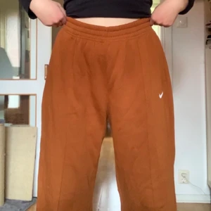 Nike Mjukisbyxor - Säljer dessa helt nya och oanvända mjukisbyxorna från Nike (köpta på junkyard). Jag säljer dom då de är för stora för mig men de är så otroligt bekväma, insidan är fluff!! + väldigt fin färg! 