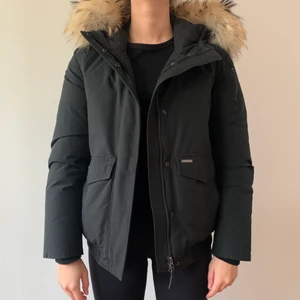 Woolrich vinterjacka  - Woolrich vinterjacka i storlek M men den sitter som S, modellen är 171 cm lång och bär oftast S.  Nypris: 8000 kr. Använd Max 10 gånger så den är i princip som ny. Kan mötas i Göteborg annars står köparen för frakten.            Om du har några frågor så är det bara att skriva i meddelanden. 