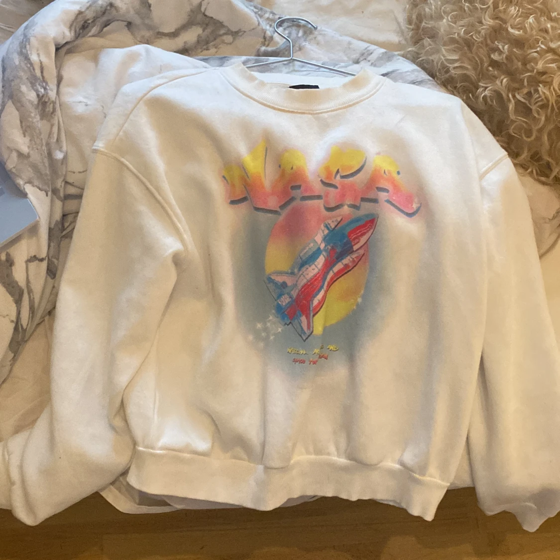 Vit sweatshirt med färgglatt tryck  - 90