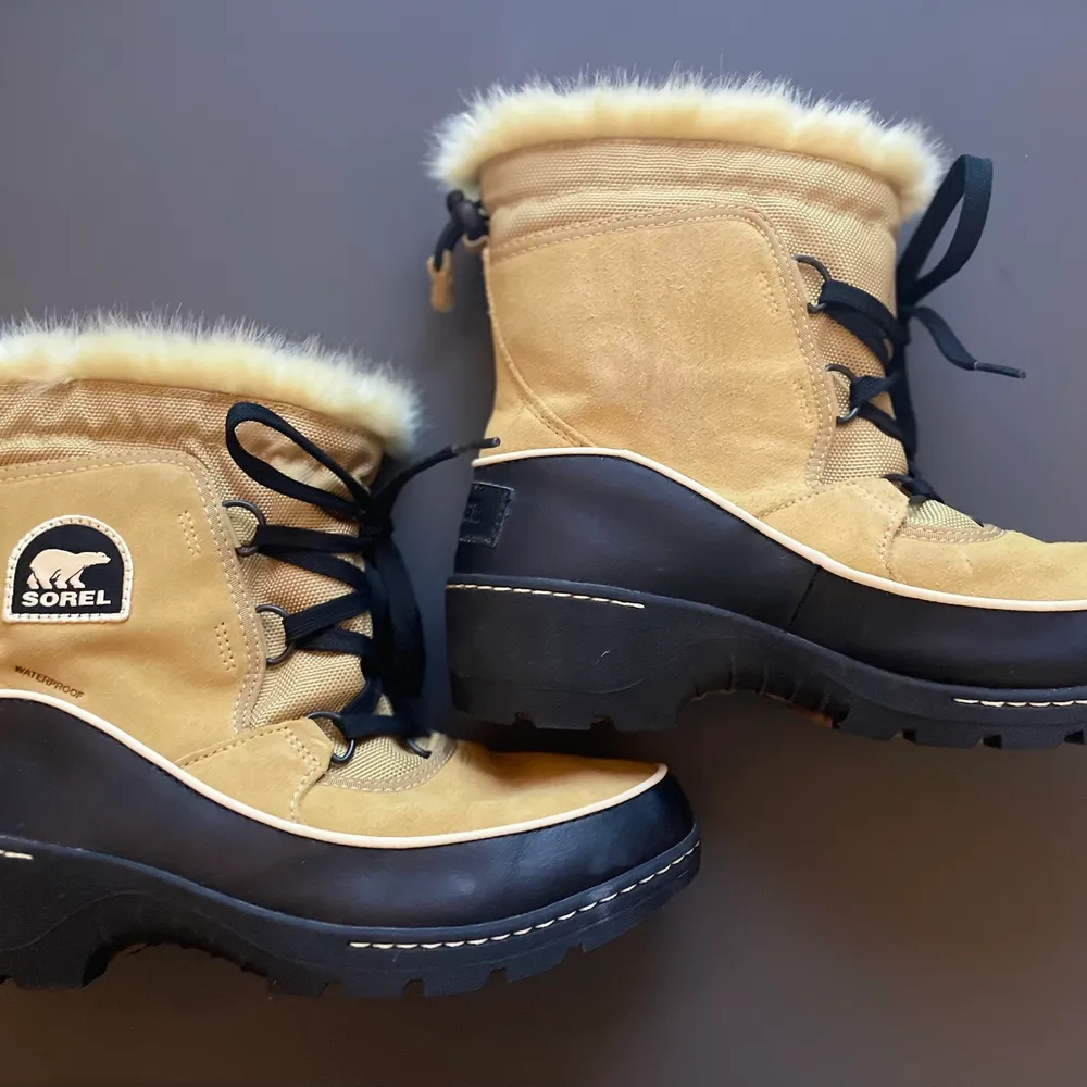Short winter-treated boots. Very good condition. Warm and perfect for hiking.. Skor.