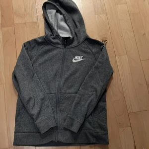 Nike kofta - Nike kofta i bra skick! Strl L för det är i barnstrolek passar alltså 146-156cm, skulle säga att den kan passa något mindre och större beroende hur långa ben/överkropp du har.