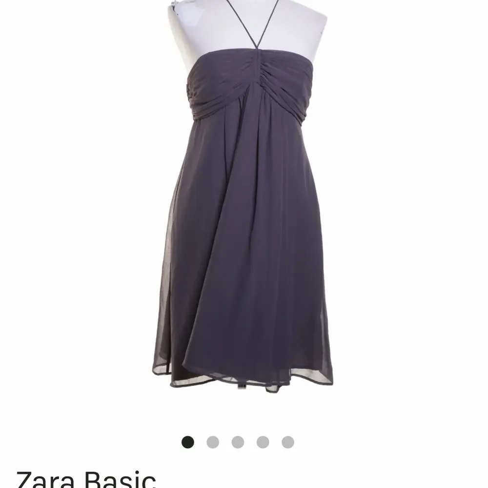En jättefin Zara klänning nyskick! . Klänningar.