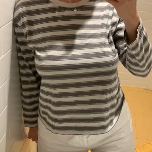 Randig Filippa K tröja  - Filippa K tröja i mycket bra skick! Säljer pga kommer inte till användning. Bara att skriva om du har några frågor:)