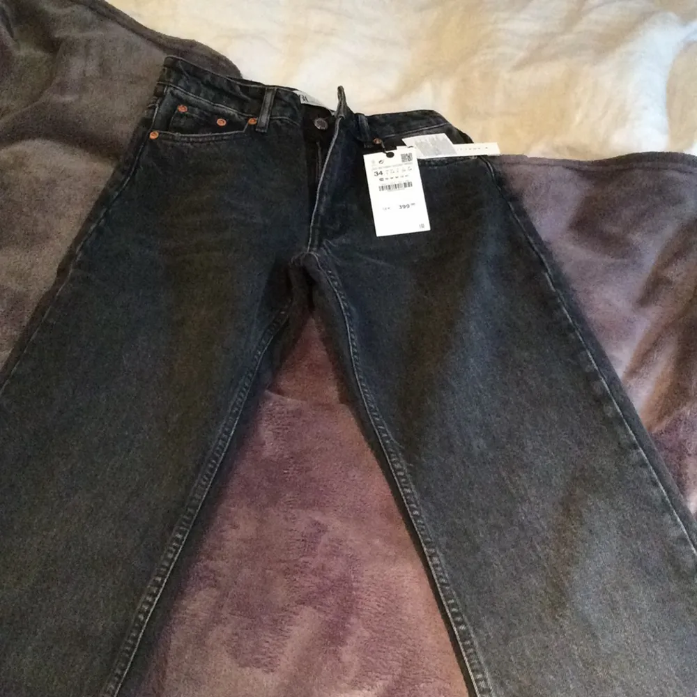 Super fina jeans från zara som är jätte populära. Fick hem dem idag men dem var för långa (är 154) . Har kvitto och prislapp kvar! Nypris 399kr. Jeans & Byxor.
