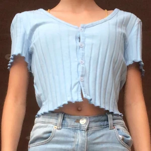 Blå uringad topp!  - Detta är också en topp som är lite för stor förm of och jag får inte riktigt någon användning av den! Hoppas någon anna gillar den!