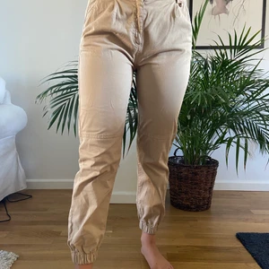 Beige cargopants - Från Bershka, storlek 36