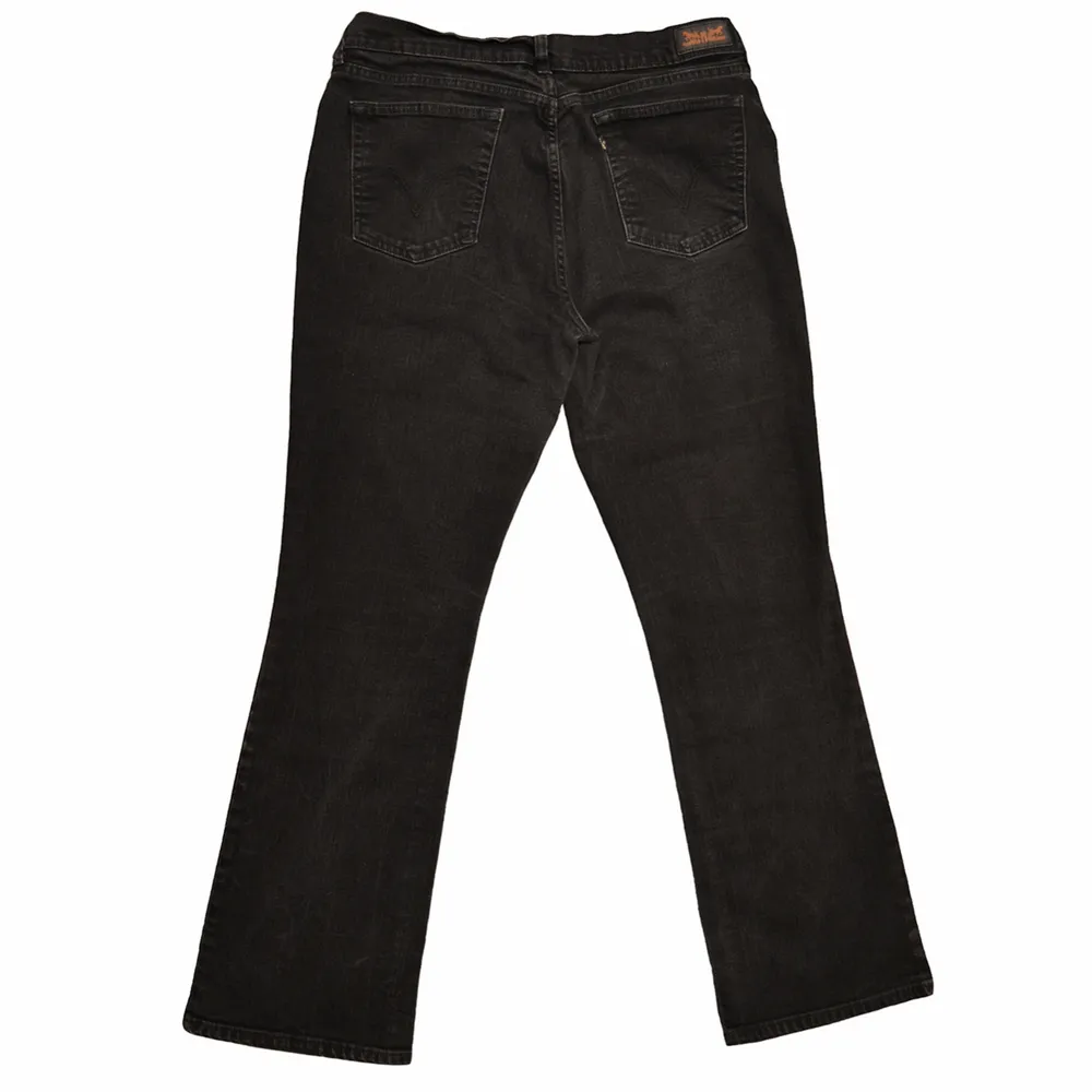 Levi’s 515 jeans                                                  Black Wash, Excellent Condition, Size 33/31, 349sek                                                  Measurements, Waist: 44 cm, Outseam: 103 cm, Inseam: 79 cm, Leg Opening: 24 cm               Skickas inom 24h. Samfrakt är möjligt. För fler bilder eller andra övriga frågor, skriv gärna!  Instagram: @rewinder.se . Jeans & Byxor.