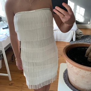 Klänning - Asnajs klänning. Det är band men har funderat på att klippa av de (jättelätt att klippa av och hade inte synts) och då blir den ju off-shoulder som första bilden. Annars kan man ha banden och de går även att sy upp eller förlänga (de är redan uppsydda lite), så att man kan anpassa beroende på kropp. 