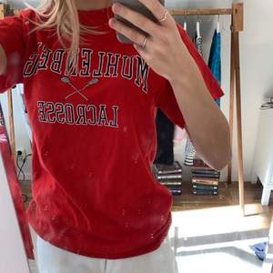 Röd vintage Lacrosse tshirt. Storlek S, passar som S-M. Sitter bra på mig (168). Säljer från 80kr!