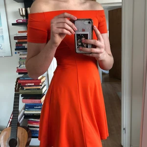Zara klänning orange S - Mer eller mindre oanvänd klänning från Zara i stretchigt tyg. Kan ha som off shoulder. 