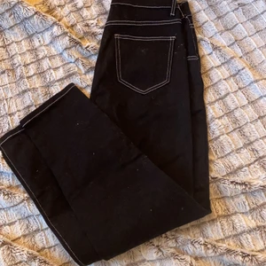 Svarta jeans - Från shein därför så billigt, sitter inte bra på mig därför jag säljer❤️