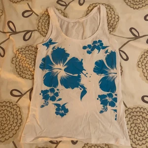 Blommig tröja - Så fin tröja med blå blommor! Skulle säga S/XS