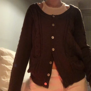 Brun kofta - Brun kofta köpt second hand. Bra skick. Använd 1-2 gånger. Vid intressse eller fråga hör av dig!!