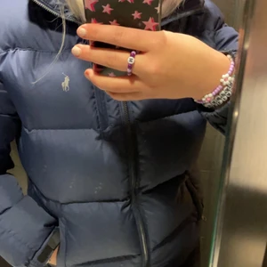 Jacka  - Kom privat för fler bilder💙 (smuts på spegeln, inte på jackan) (ledande bud 750kr) 
