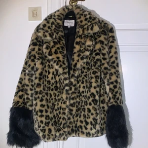 Leopardjacka i fluff  - Mycket fin leoparjacka från NA-kD finns inte kvar i butik,säljer den för jag aldrig använder den och den bara ligger där,ordinarie pris 699 mitt pris 350 inklusive frakt.den är i väldigt fint skick finns inga skråmor eller hål fortfarande lika mjuk som när den köpptes ( Den är som ny )🤍
