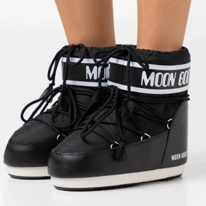 Svarta Moon Boots🤪 - Tänkte checka om nån är intrserad av att byta dessa svarta låga moonboots i storlek 35-38 mot några i en annan färg:) ❤️