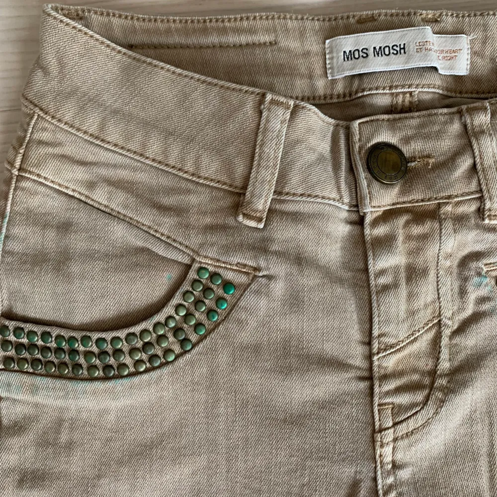 Beiga jeans från Mos Mosh med nitar vid fickorna fram och dragkedja bak. . Jeans & Byxor.