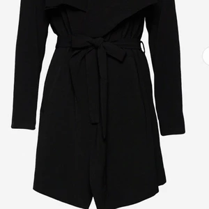 Kappa - Helt ny svart kappa, jätte fin helt ny aldrig använd 