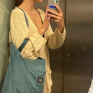 Beige kofta  - Säljer denna as snygga vintage beiga koftan. Köptes secondhand i stockholm för 300kr på beyond retro. Inga skador eller missfärgningar som jag sett. Sitter oversized på mig som brukar ha xs/s 