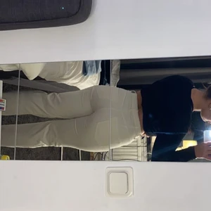 Raka jeans  - Ett par vita raka jeans från weekday, är väldigt fint insydda i midjan på baksidan och skulle säga att det är ca 85-90cm i midjan😊😊