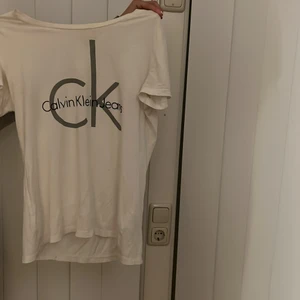 T shirt Calvin klein - Vanlig vit t shirt från Calvin Klein, bra skick 