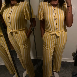 Randig jumpsuit  - Fin jumpsuit med ränder, perfekt till våren/sommaren 💕 fint skick