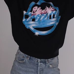 Snygg tjock tröja - Hej! Jag köpte denna för någon månad sen och har inte fått någon användning av den, så nu har jag tagit beslutat att sälja den💕den är väldigt skön och mysig speciellt på vintern och hösten. Storlek Xs men lite stor i storlek