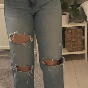 Zara jeans med hål - Jeans från zara med hål i, helt ok skick ända felet är en liten svart prick på benet som syns på sista bilden. Köpa för 250kr. Köpare står för frakt.