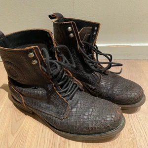 Sneaky Steve boots  - Sneaky Steve boots …..svart, storlek 40 🖤🖤🖤🖤🖤🖤🖤