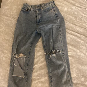 Jeans  - Ljusblå skinny Jens med hål i knäna 