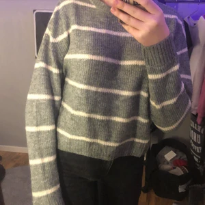 Grå randig stickad tröja - Grå randig stickad tröja från H&M. Kommer aldrig till andvändning så bättre å sälja vidare den💗 storlek S, lite croppad💓