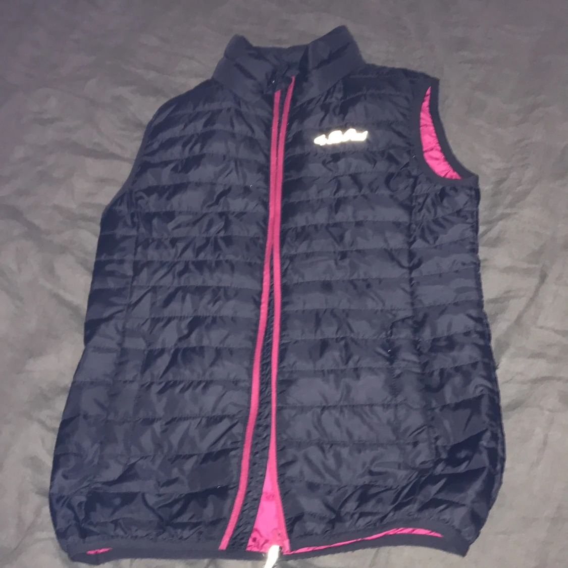 En mörk blå och rosa väst 