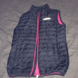 En mörk blå och rosa väst  - Storlek 134/140