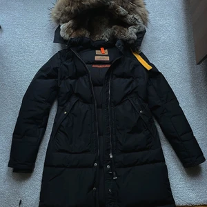 Parajumpers long bear i XS - Knappt använd Parajumpers Jacka i modellen ”longbear” köptes förra vintern i december 2020.   I nyskick pga använd enstaka gånger. Ovanligt fin päls på jackan!  Pris kan diskuteras vid snabb affär. Nypris 10 500kr  #vinterjacka #parajumper #damjacka