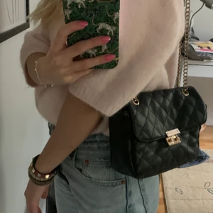 Väska - Jättefin väska köpt på åhlens. Rymmer väldigt mycket med flera fack💞