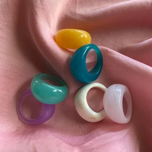 Ringar  - Halloj! Säljer dessa fina ringar för 1 st 20 kr ⚡️💖 (endast den mörkblå finns kvar)  köparen står för frakten som är 12kr 