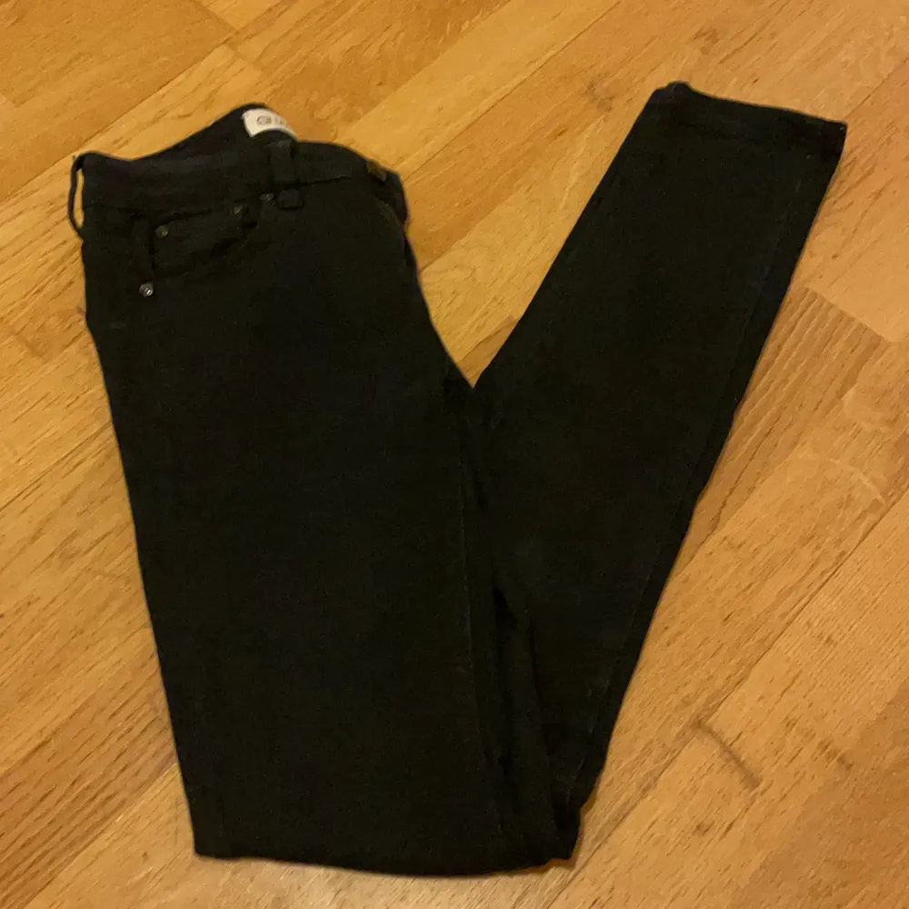 Helt nya byxor från Ginatricot, beställde den men tyvärr var den för lite! . Jeans & Byxor.