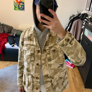 Militärjacka  - Jacka från Bershka, köpt i Berlin. Storlek S, Dam. 150kr. Lite oversized 