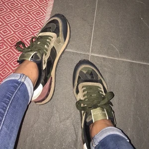 Valentino sneakers - Säljer nu mina valentino sneakers som jag köpte 2019 på Nathalie Schuterman. Org pris ca 6900, sparsamt använda. Pris går att diskuteras 
