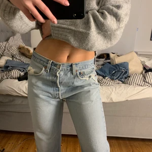 Levis - Vintage 501 från Levis. Storlek 31/34 men uppsydda, går ler till fötterna på mig som är 162 och S. Spårbar frakt 66kr📦