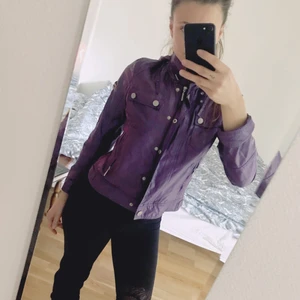 Lila jacka 34-36 xs/s - Jacka i tunt tyg. Klar, lila färg 💜 för liten för mig runt axlarna pga jag har breda axlar. Är vanligtvis 36-38 i toppar, så skulle säga att den passar 34-36